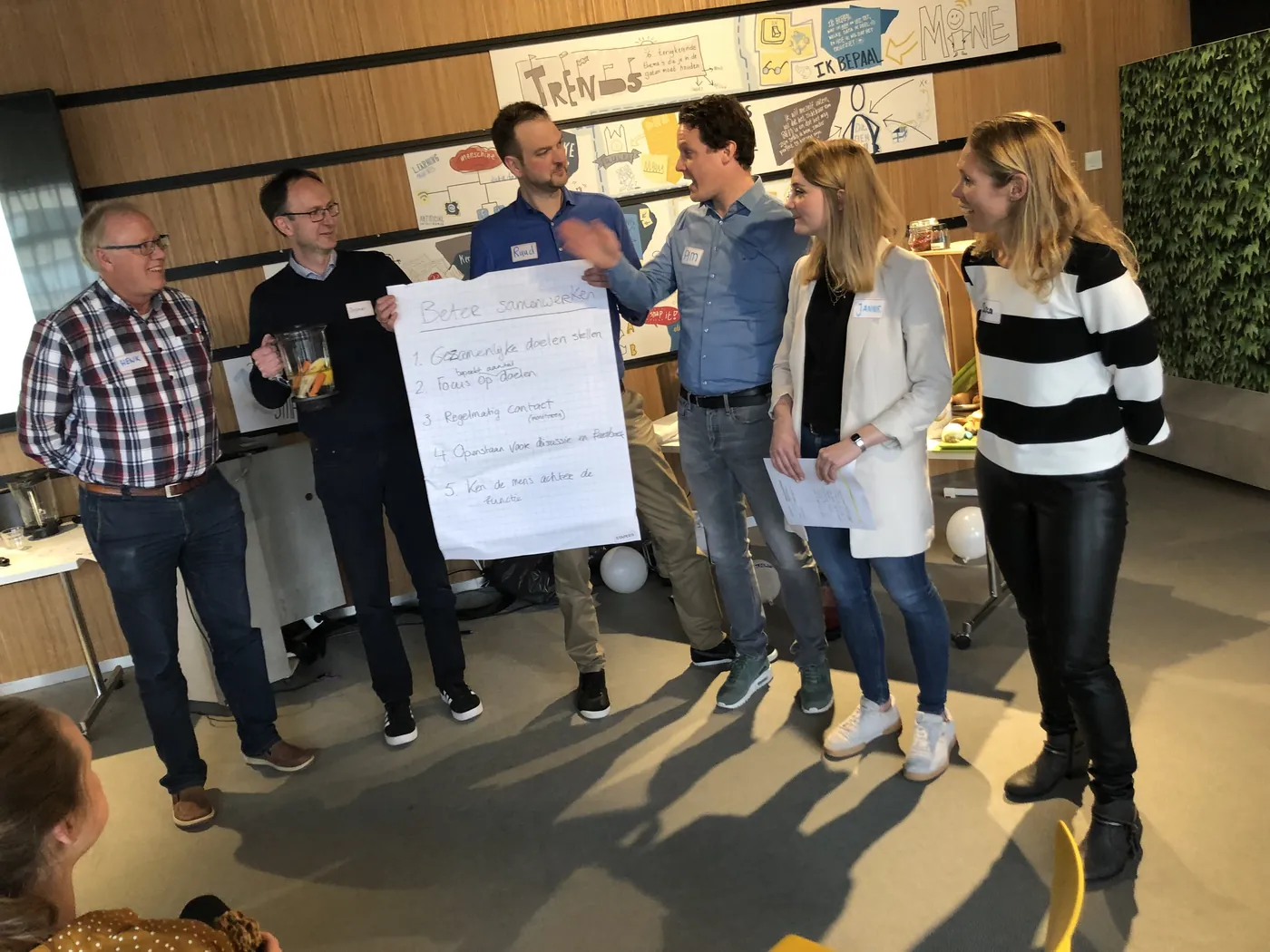 Een groep presenteert zijn ideale blend op de flip-over