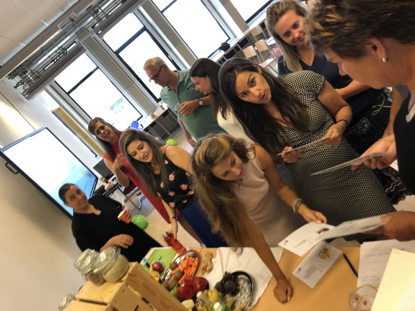 Deelnemers stellen samen hun blend samen aan de smoothietafel