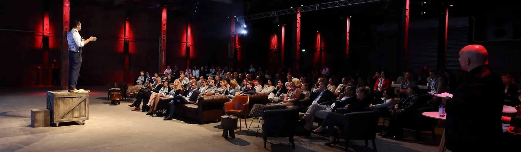 Jean-Marc op het podium voor een volle zaal